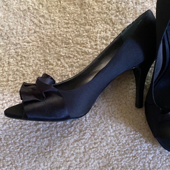 Black satin open toe pumps - Picture 3 of 5